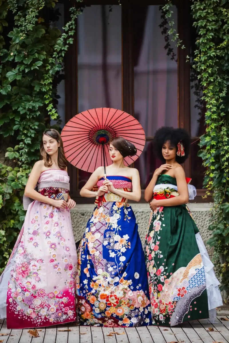 【衣裳提供】ミラノ&パリコレクションに京都さがの館の\振袖ドレス_ピンク色・青色・緑色