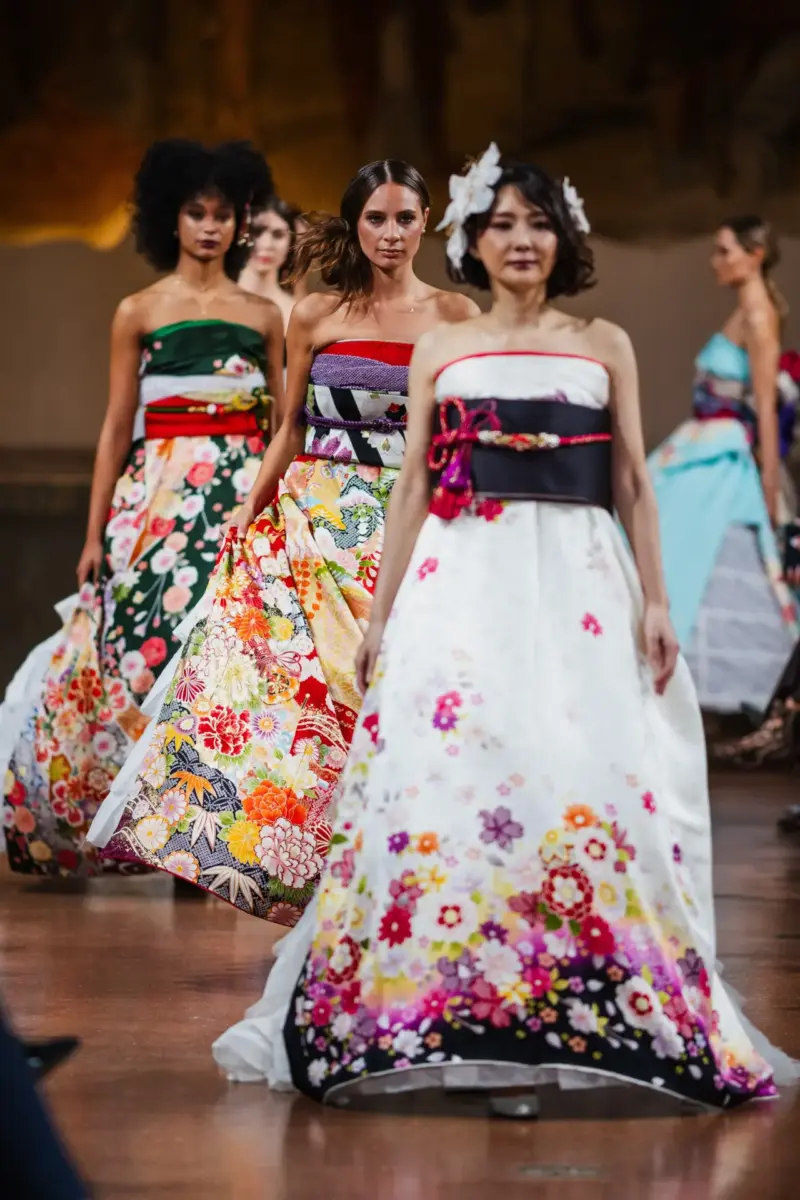 【衣裳提供】ミラノ&パリコレクションに京都さがの館の白色の振袖ドレス