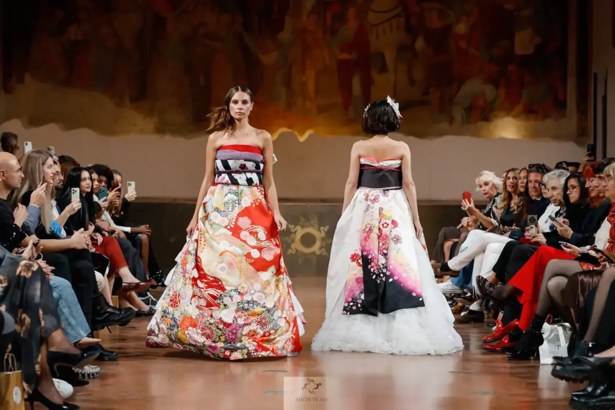 【衣裳提供】ミラノ&パリコレクションに京都さがの館の赤色の振袖ドレス