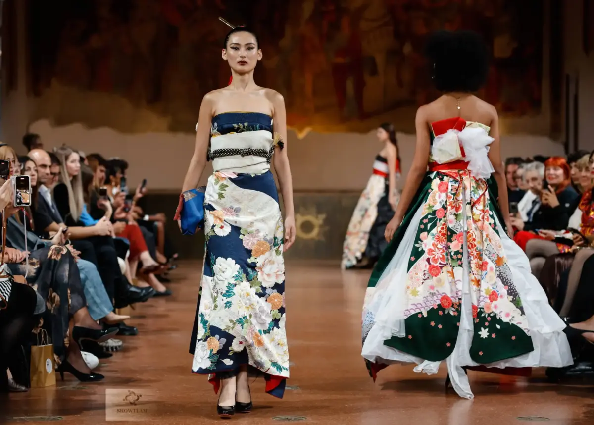 【衣裳提供】ミラノ&パリコレクションに京都さがの館の青色の振袖ドレス