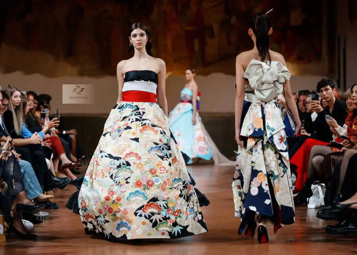 【衣裳提供】ミラノ&パリコレクションに京都さがの館の黒色の振袖ドレス