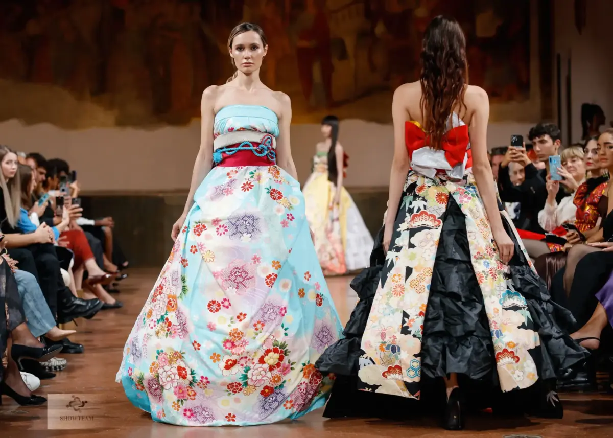 【衣裳提供】ミラノ&パリコレクションに京都さがの館の水色の振袖ドレス