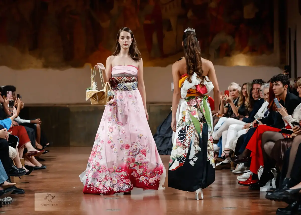 【衣裳提供】ミラノ&パリコレクションに京都さがの館のピンク色の振袖ドレス