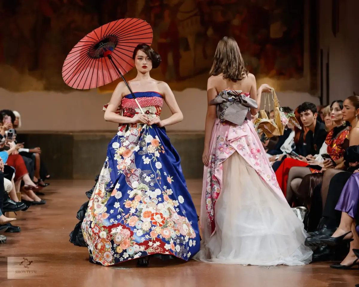 【衣裳提供】ミラノ&パリコレクションに京都さがの館の青色の振袖ドレス