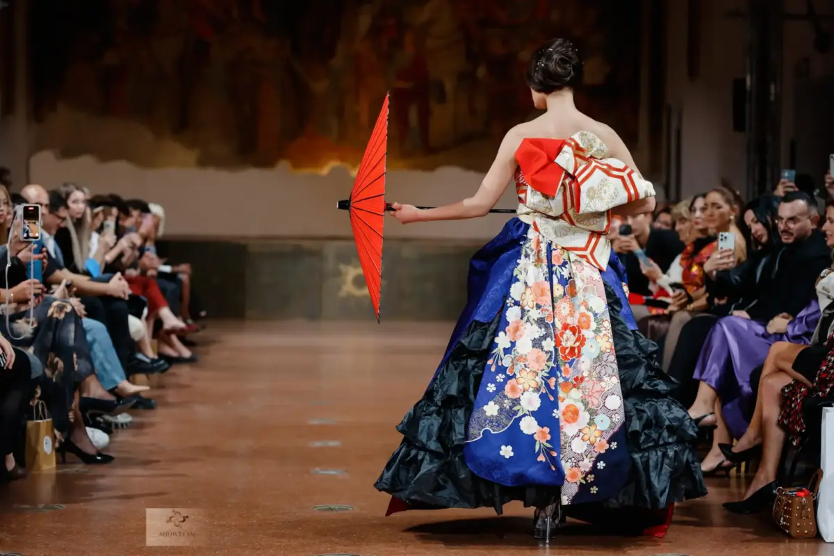 【衣裳提供】ミラノ&パリコレクションに京都さがの館の青色の振袖ドレス