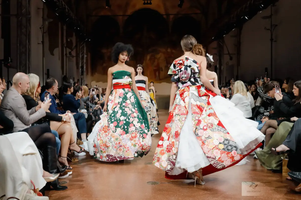 【衣裳提供】ミラノ&パリコレクションに京都さがの館の緑色と赤色の振袖ドレス