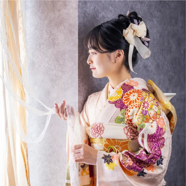 成人式の振袖で前撮り撮影をしている様子