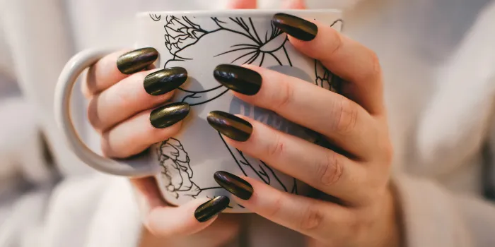 個性的な「黒色」振袖 × モードで洗練されたネイル