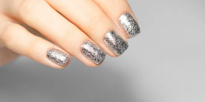 シンプル・無地（清楚・モード）× ミニマルで洗練されたネイル