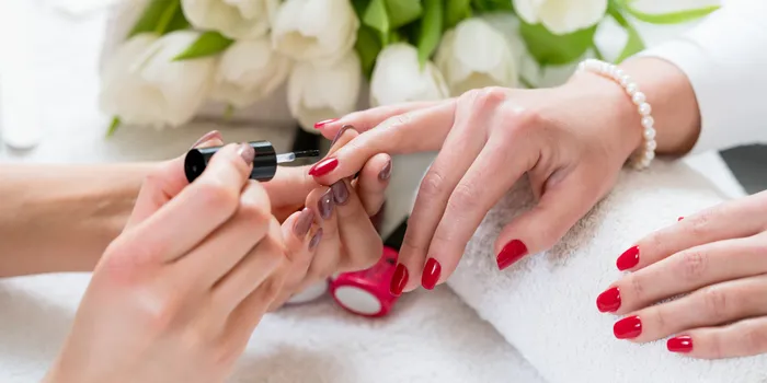 王道の「赤色」振袖 × 華やかネイル