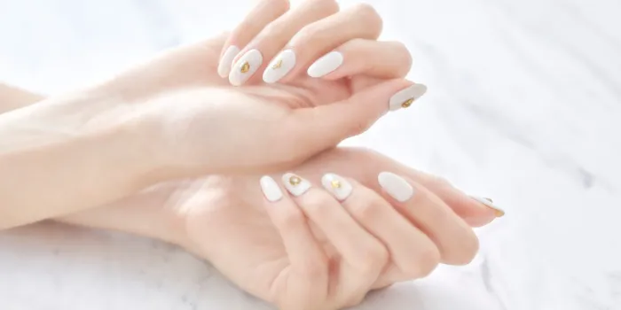 清楚な「白色」振袖 × 上品で透明感のあるネイル