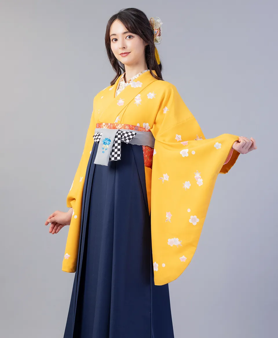 黄小桜の着物にコン紐格子サクラ刺繍の袴を合わせたシンプルで上品な卒業式袴コーデ｜京都さがの館