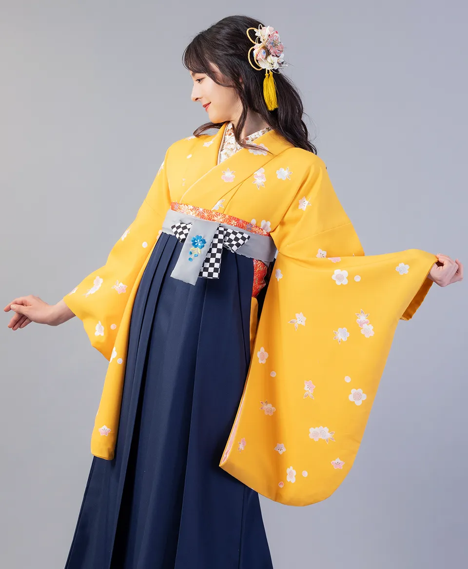 黄小桜の着物にコン紐格子サクラ刺繍の袴を合わせたシンプルで上品な卒業式袴コーデ｜京都さがの館