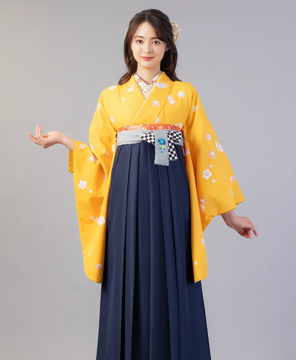 黄小桜の着物にコン紐格子サクラ刺繍の袴を合わせたシンプルで上品な卒業式袴コーデ｜京都さがの館