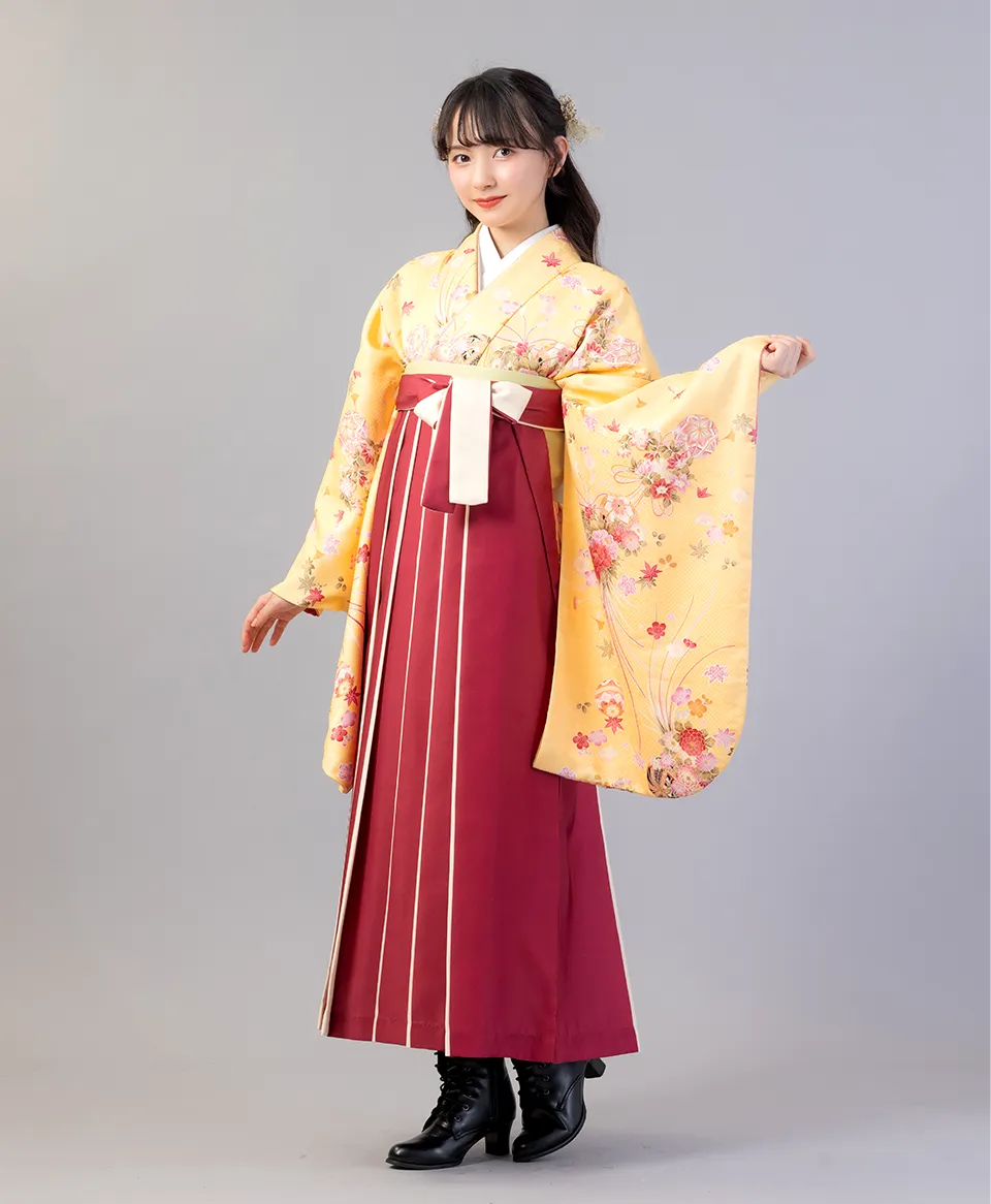 黄桜・まりの着物にエンジクリームラインの袴を合わせた古典可愛い卒業式袴コーデ｜京都さがの館