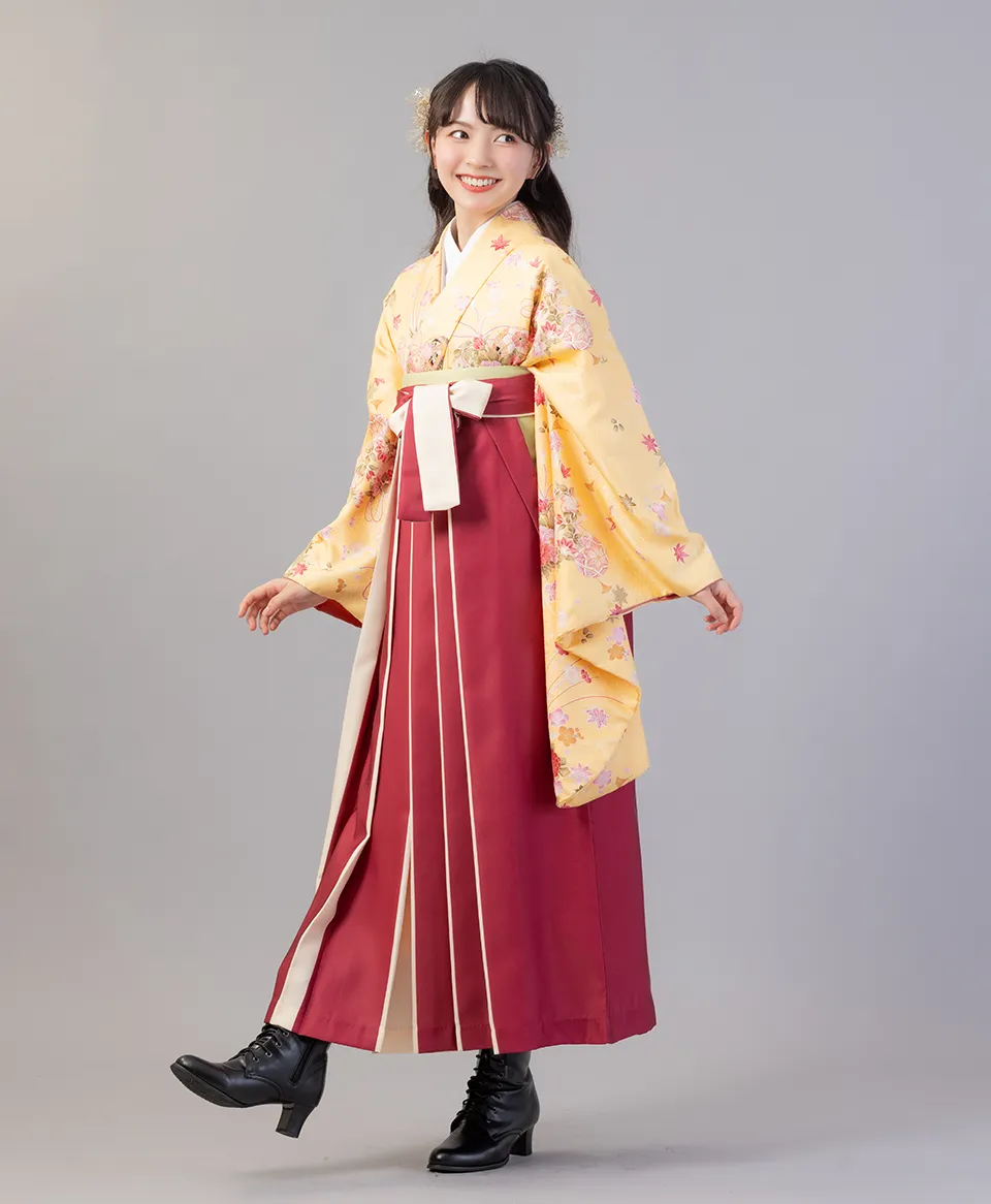 黄桜・まりの着物にエンジクリームラインの袴を合わせた古典可愛い卒業式袴コーデ｜京都さがの館