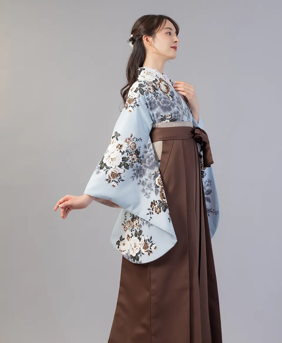 ボタン水影花の着物にチャイロの袴を合わせたモダンでシックな卒業式袴コーデ｜京都さがの館