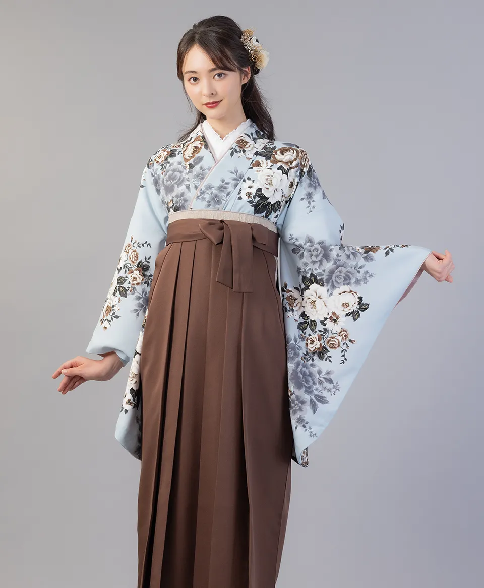 ボタン水影花の着物にチャイロの袴を合わせたモダンでシックな卒業式袴コーデ｜京都さがの館
