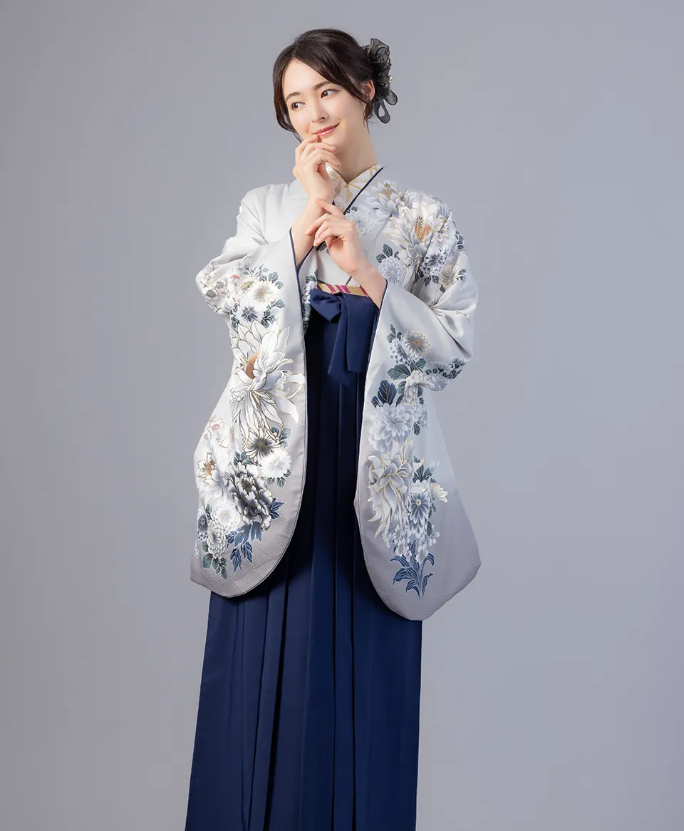 白銀月華の着物に紺の袴を合わせた古典で上品な卒業式袴コーデ｜京都さがの館