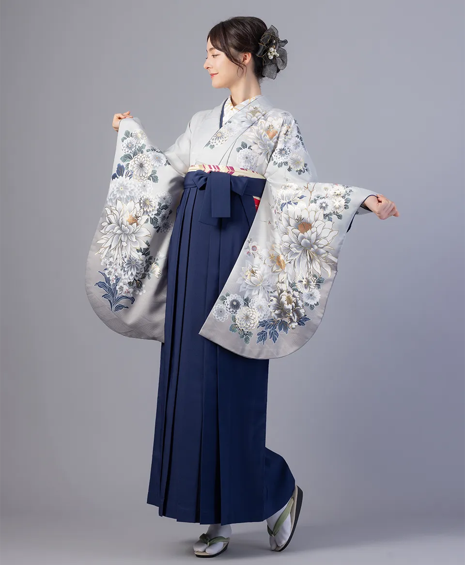 白銀月華の着物に紺の袴を合わせた古典で上品な卒業式袴コーデ｜京都さがの館