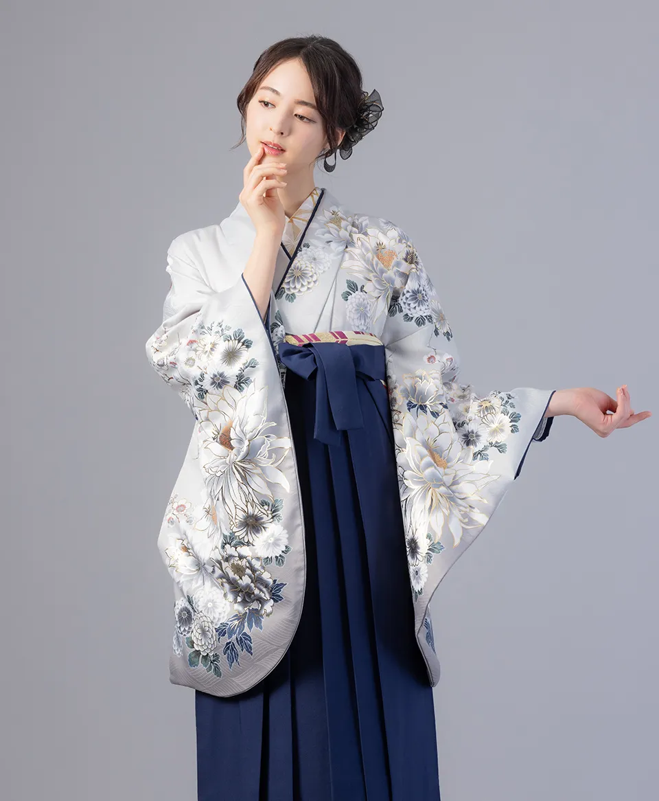 白銀月華の着物に紺の袴を合わせた古典で上品な卒業式袴コーデ｜京都さがの館