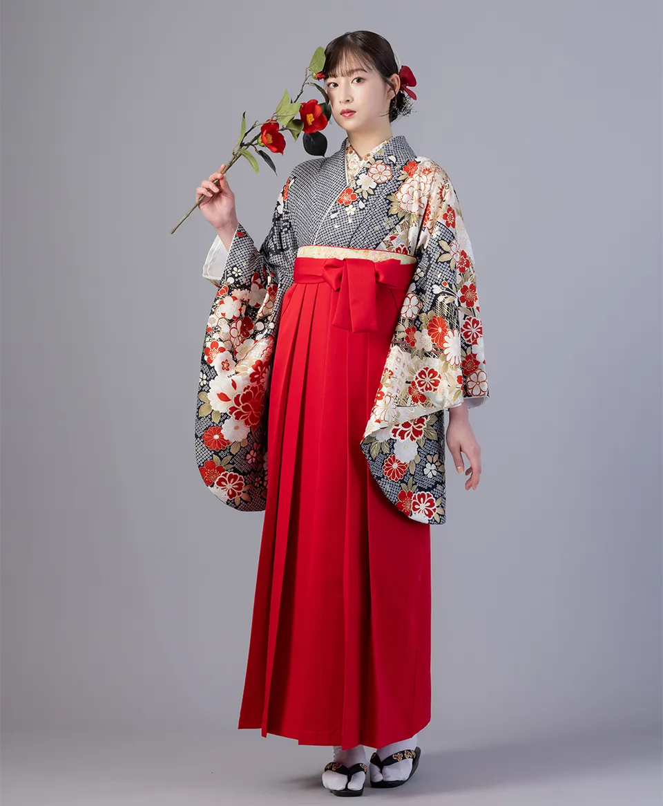 黒絞り花づくしの着物に赤の袴を合わせた古典で華やかな卒業式袴コーデ｜京都さがの館