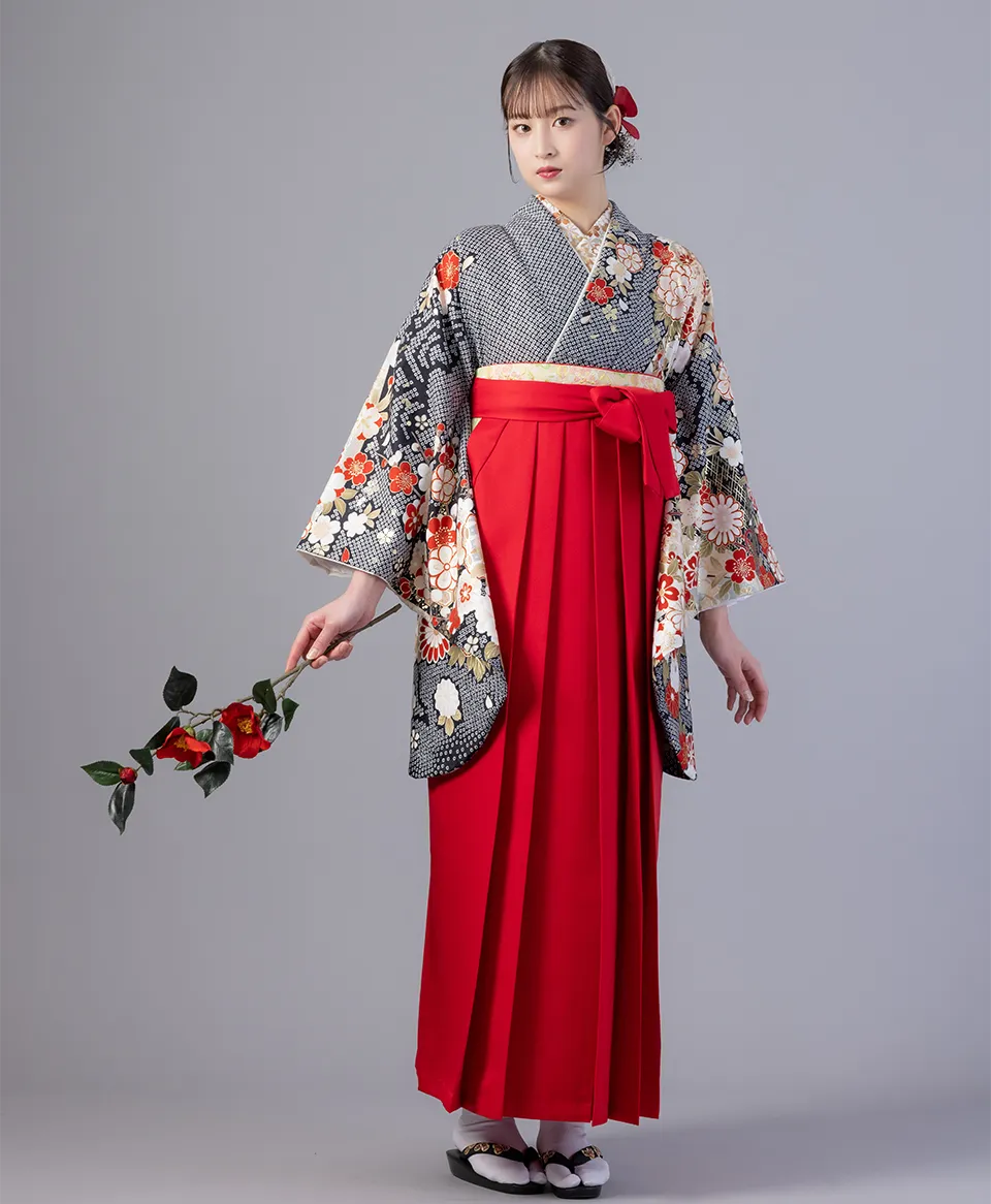 黒絞り花づくしの着物に赤の袴を合わせた古典で華やかな卒業式袴コーデ｜京都さがの館