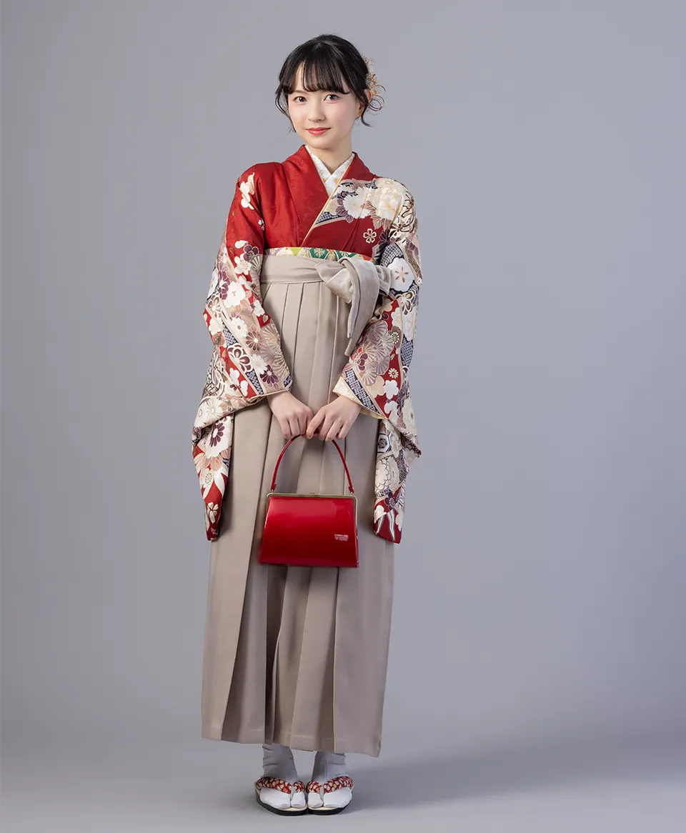 エンジ熨斗ブーケの着物にグレーベルベットの袴を合わせた古典モダンで上品な卒業式袴コーデ｜京都さがの館