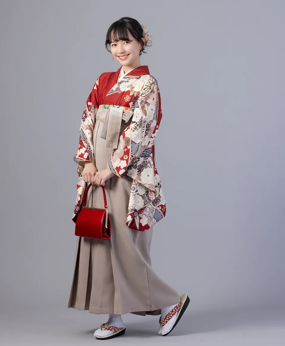 エンジ熨斗ブーケの着物にグレーベルベットの袴を合わせた古典モダンで上品な卒業式袴コーデ｜京都さがの館