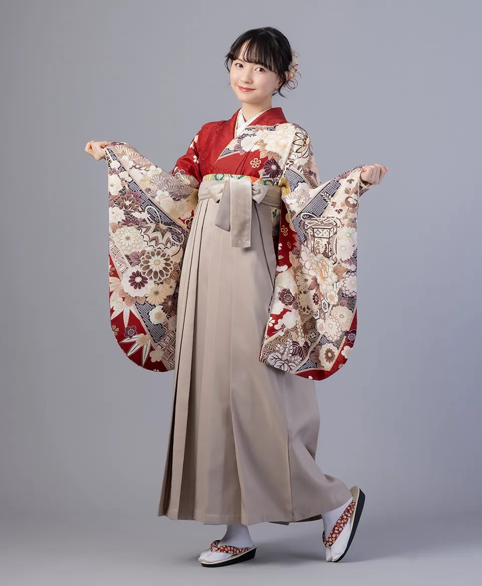 エンジ熨斗ブーケの着物にグレーベルベットの袴を合わせた古典モダンで上品な卒業式袴コーデ｜京都さがの館