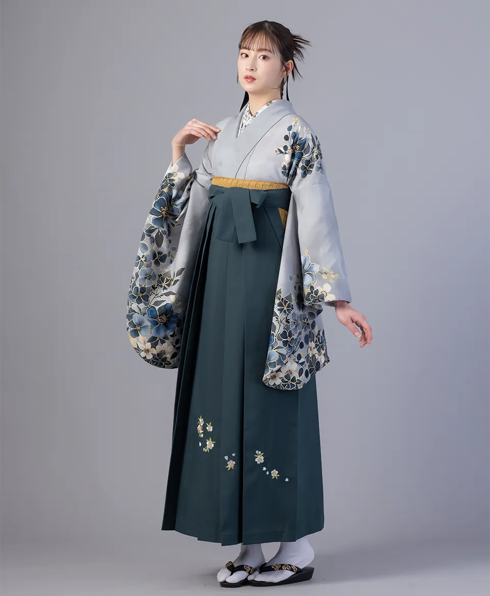 墨流し花紋のくすみブルーの着物にフカミドリ刺繍の袴を合わせたモダンで上品な卒業式袴コーデ｜京都さがの館