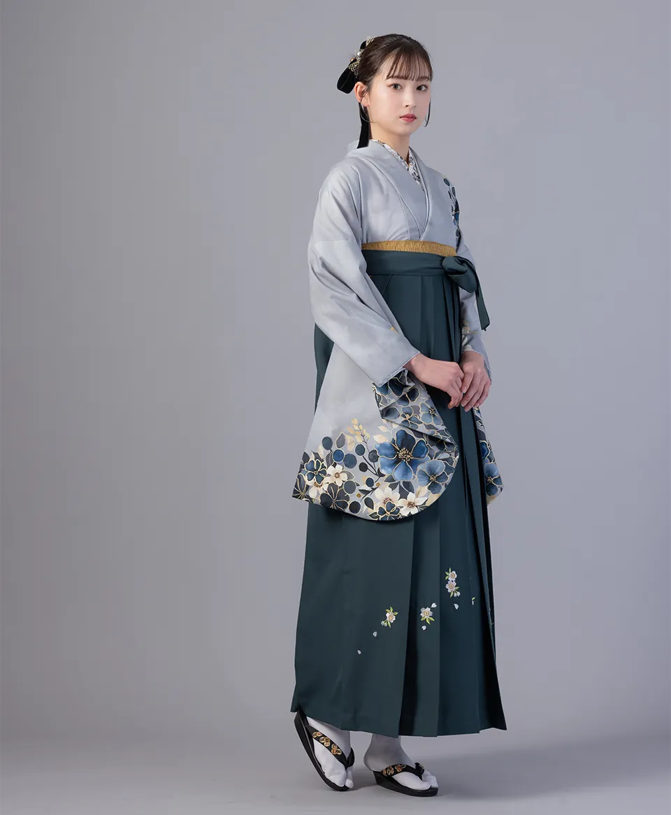 墨流し花紋のくすみブルーの着物にフカミドリ刺繍の袴を合わせたモダンで上品な卒業式袴コーデ｜京都さがの館