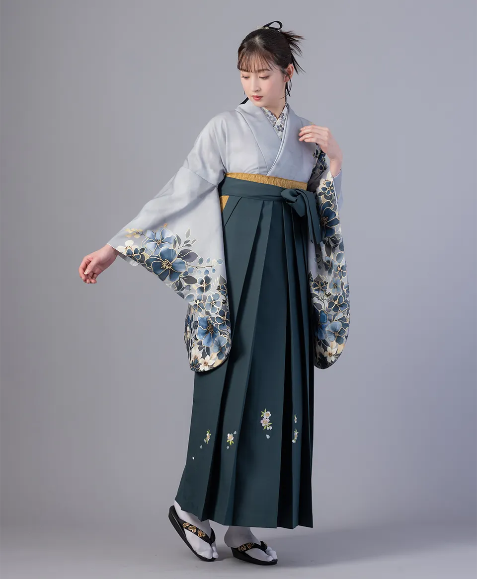 墨流し花紋のくすみブルーの着物にフカミドリ刺繍の袴を合わせたモダンで上品な卒業式袴コーデ｜京都さがの館