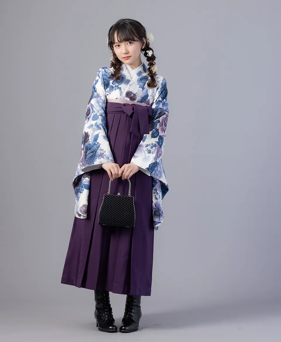 群青ボタニカルの着物に紫の袴を合わせたモダンで大人っぽい卒業式袴コーデ｜京都さがの館