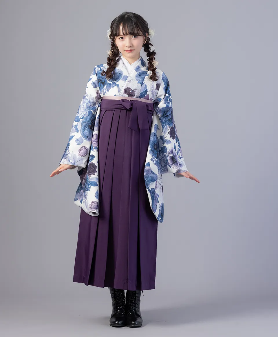 群青ボタニカルの着物に紫の袴を合わせたモダンで大人っぽい卒業式袴コーデ｜京都さがの館