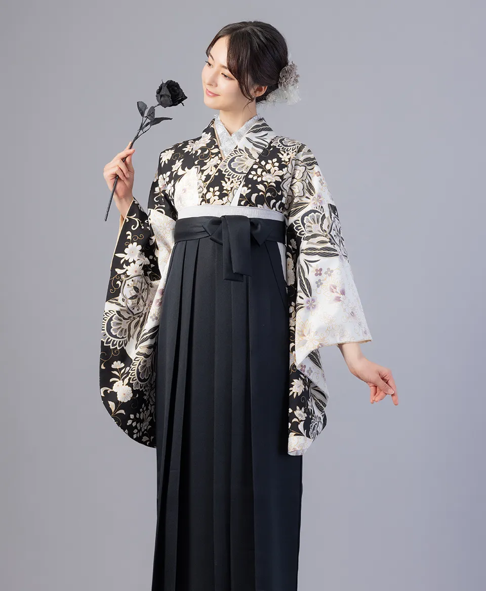 和モダン更紗調の白地着物に黒の袴を合わせたモノトーンで洗練された卒業式袴コーデ｜京都さがの館
