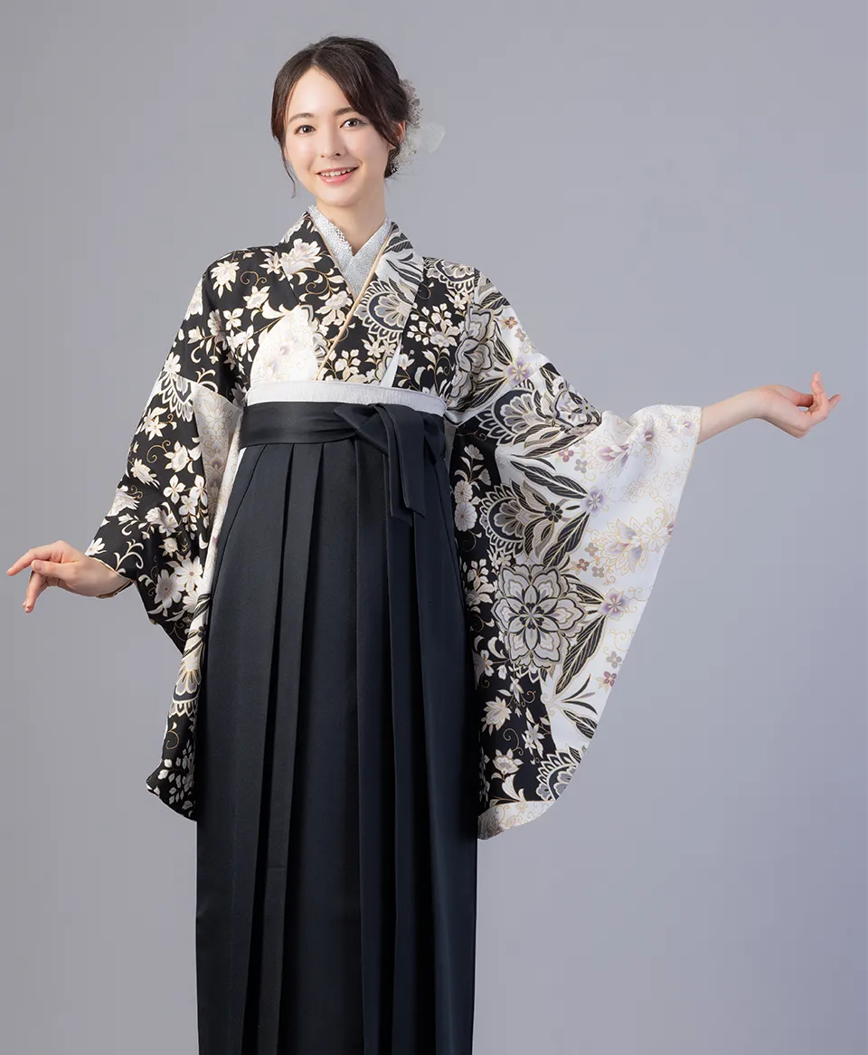 和モダン更紗調の白地着物に黒の袴を合わせたモノトーンで洗練された卒業式袴コーデ｜京都さがの館