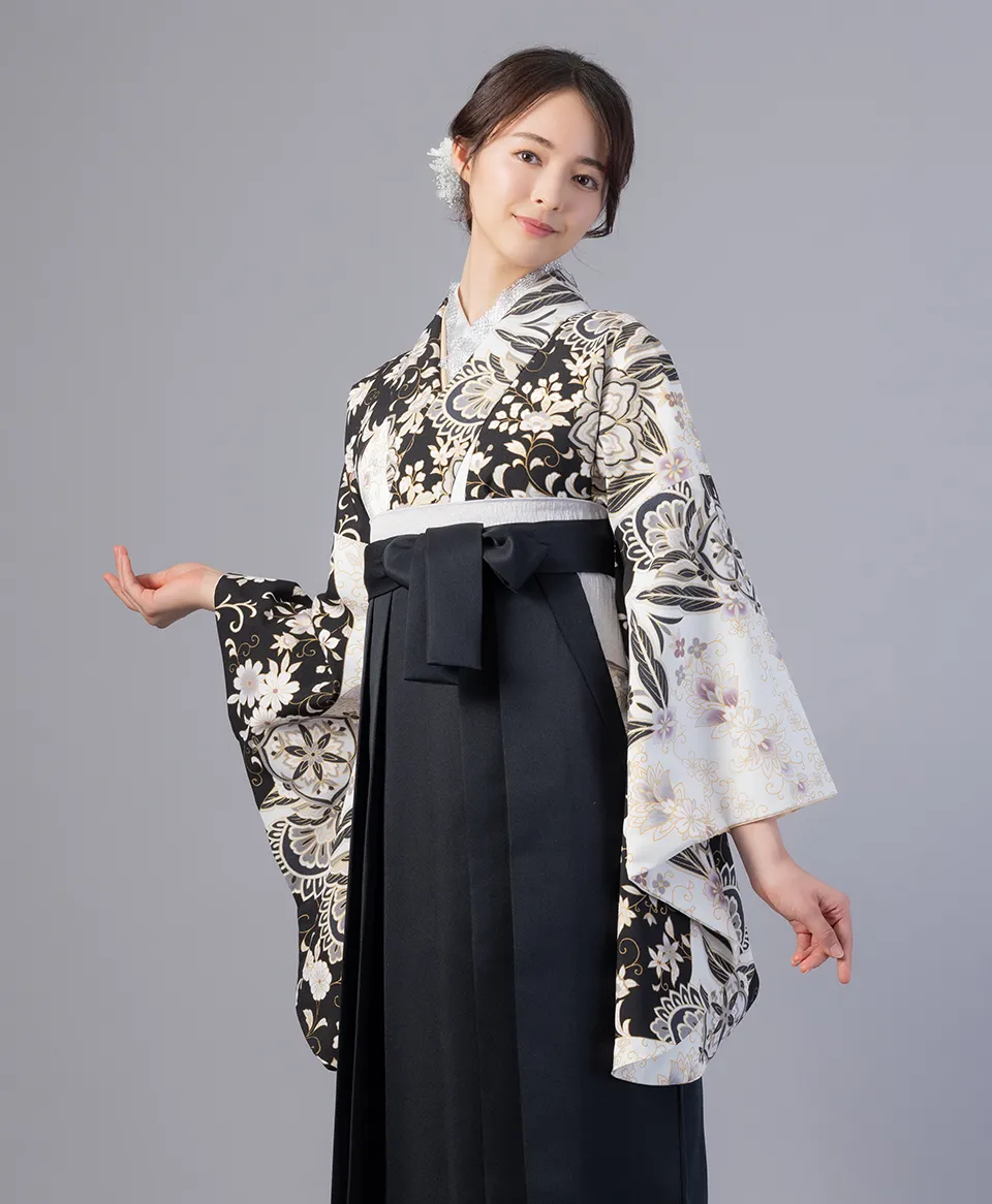和モダン更紗調の白地着物に黒の袴を合わせたモノトーンで洗練された卒業式袴コーデ｜京都さがの館