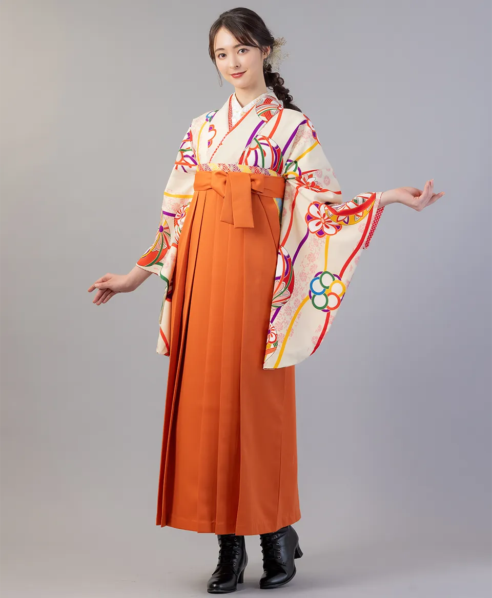 白地手まりに梅の着物にオレンジの袴を合わせたポップで可愛い卒業式袴コーデ｜京都さがの館