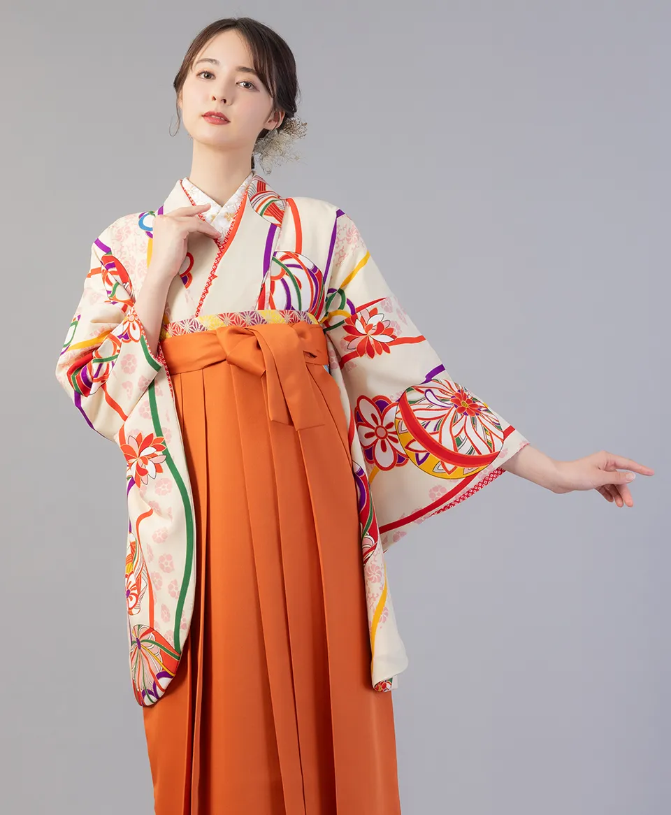 白地手まりに梅の着物にオレンジの袴を合わせたポップで可愛い卒業式袴コーデ｜京都さがの館