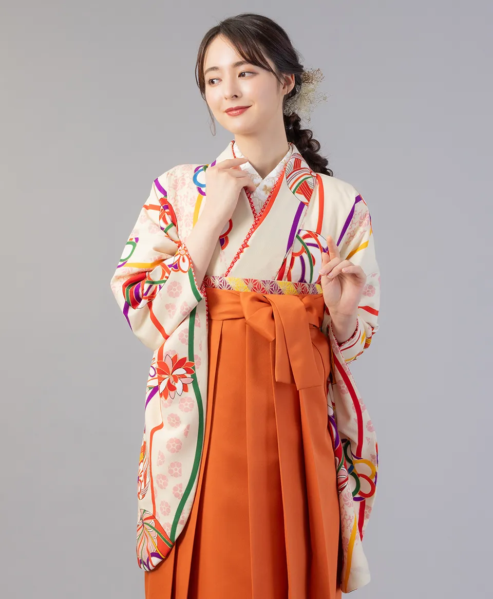 白地手まりに梅の着物にオレンジの袴を合わせたポップで可愛い卒業式袴コーデ｜京都さがの館