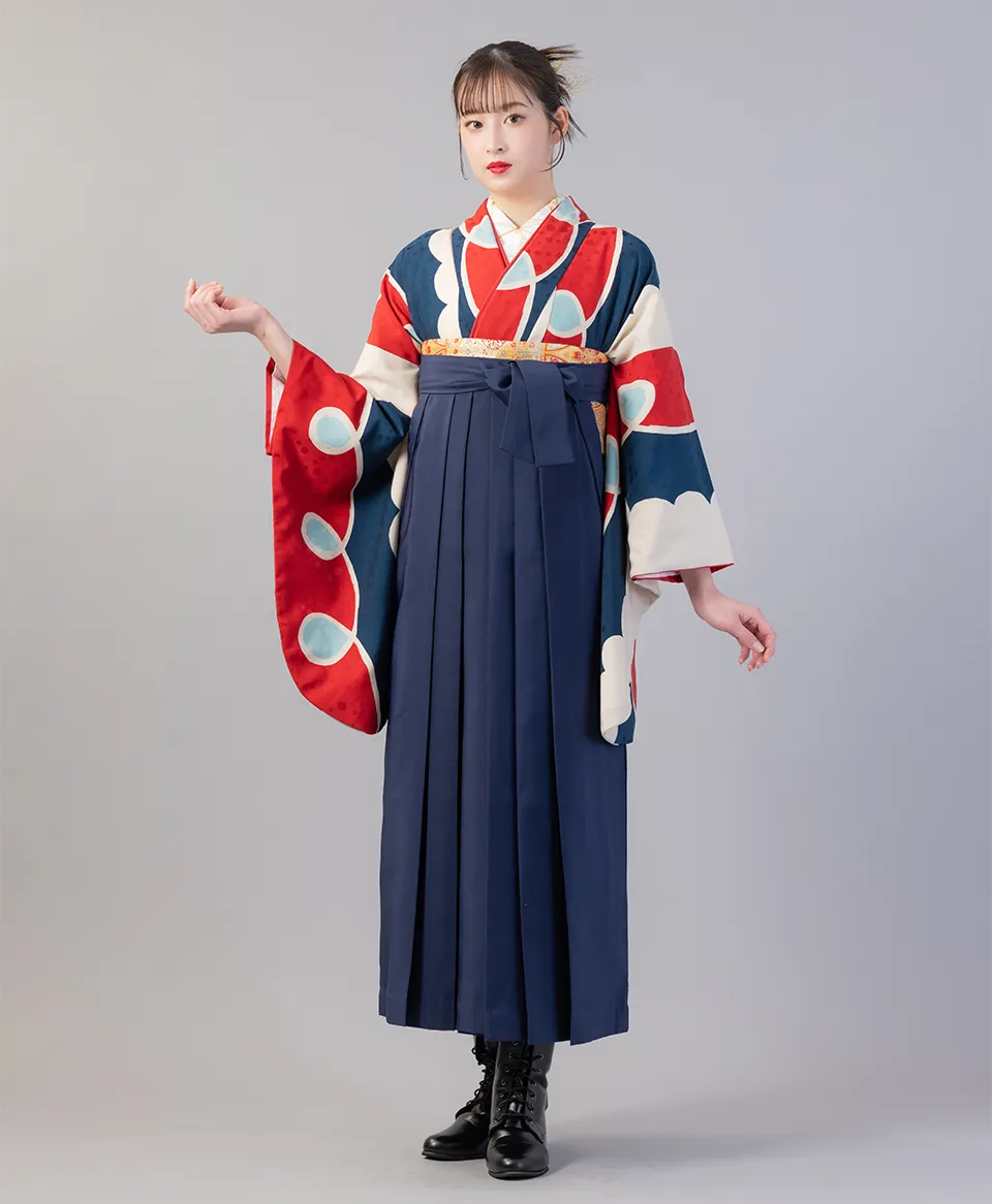 赤に青白雲の着物に紺の袴を合わせたレトロモダンな卒業式袴コーデ｜京都さがの館