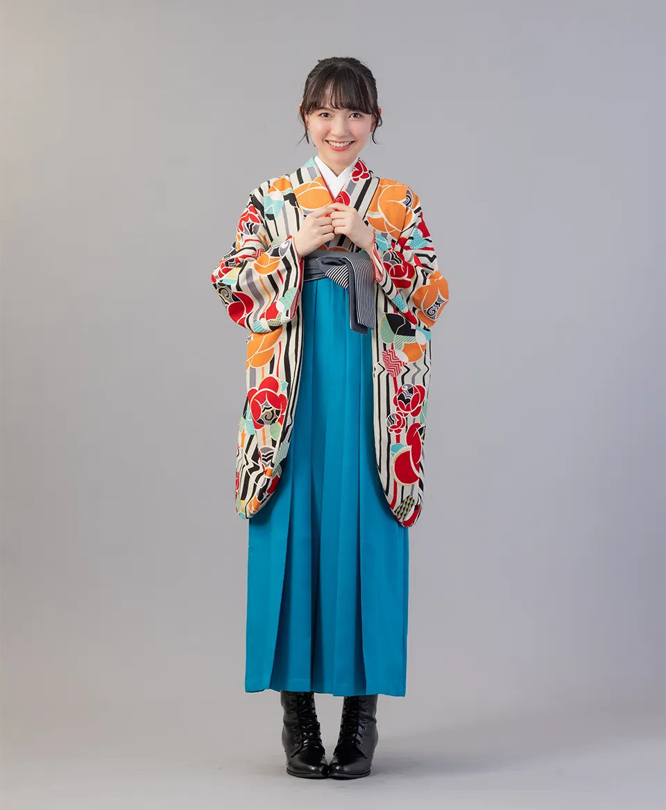 グレー椿縞の着物にサイレントブルーひも縞の袴を合わせたレトロモダンな卒業式袴コーデ｜京都さがの館