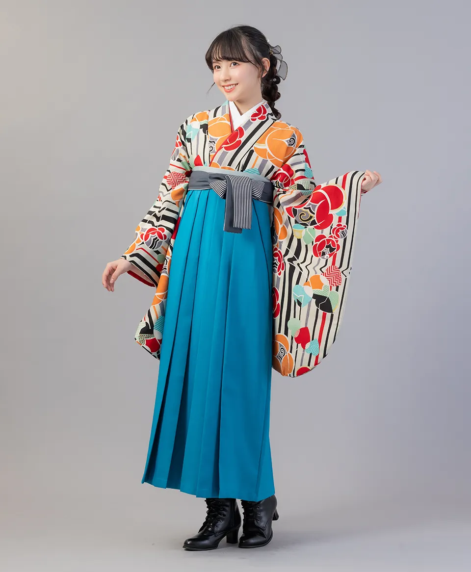 グレー椿縞の着物にサイレントブルーひも縞の袴を合わせたレトロモダンな卒業式袴コーデ｜京都さがの館