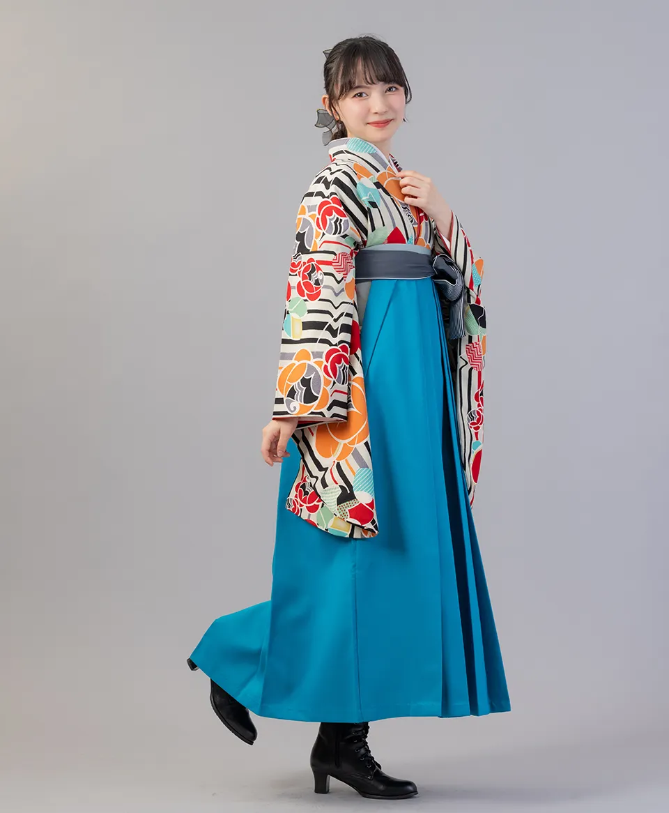 グレー椿縞の着物にサイレントブルーひも縞の袴を合わせたレトロモダンな卒業式袴コーデ｜京都さがの館