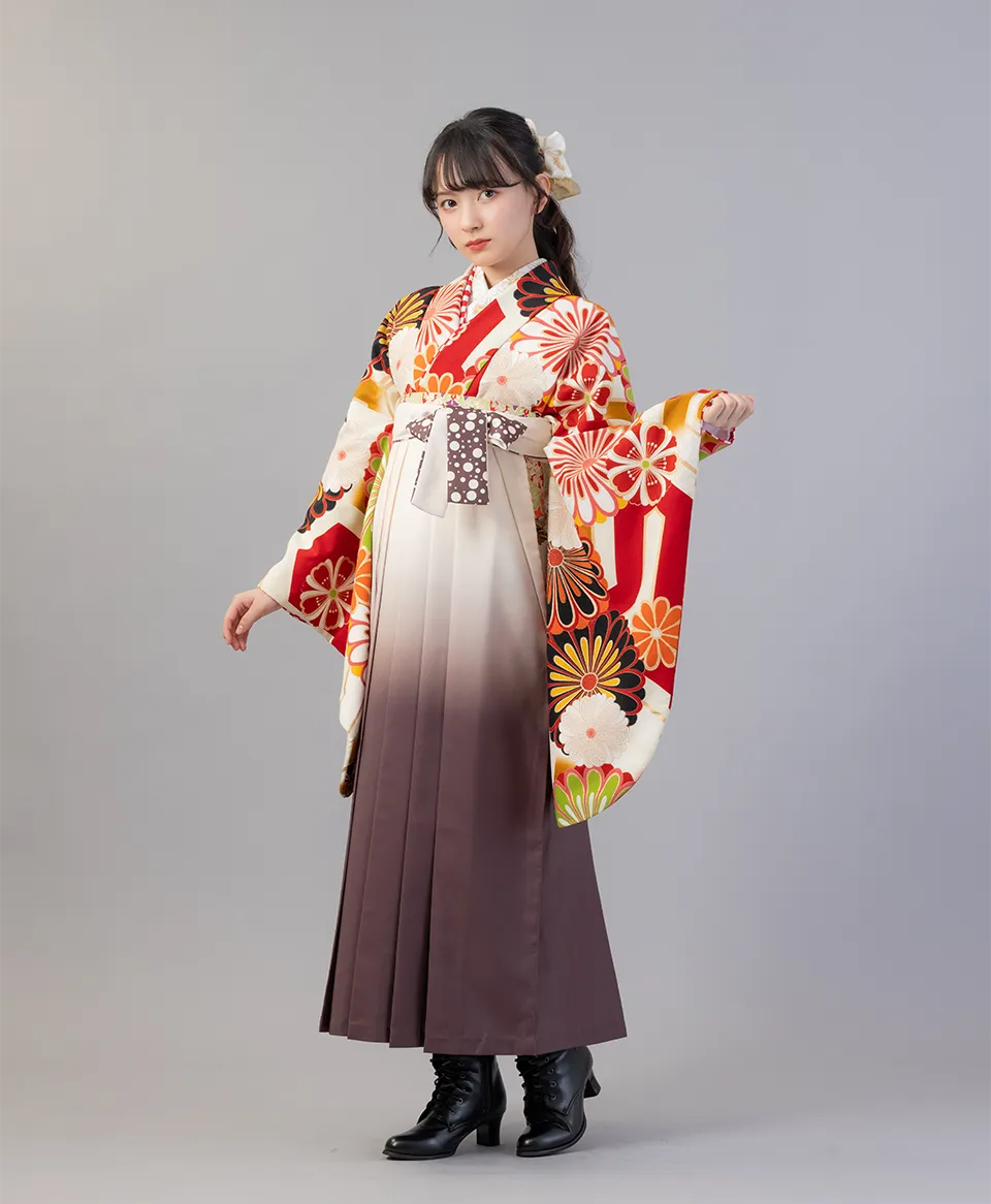 白赤に大菊の着物にチャイロクリームぼかし紐水玉の袴を合わせたレトロモダンな卒業式袴コーデ｜京都さがの館