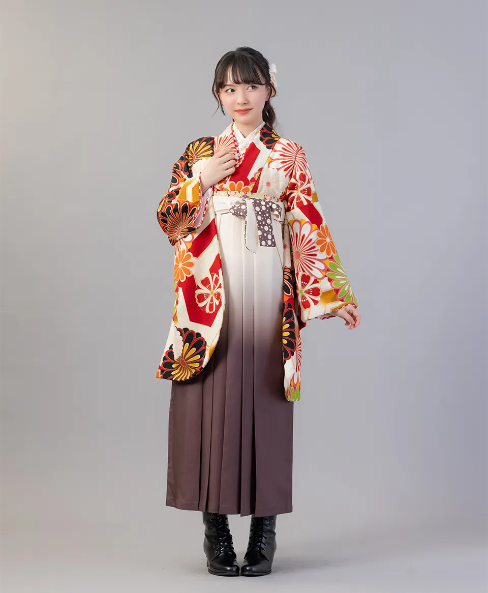 白赤に大菊の着物にチャイロクリームぼかし紐水玉の袴を合わせたレトロモダンな卒業式袴コーデ｜京都さがの館