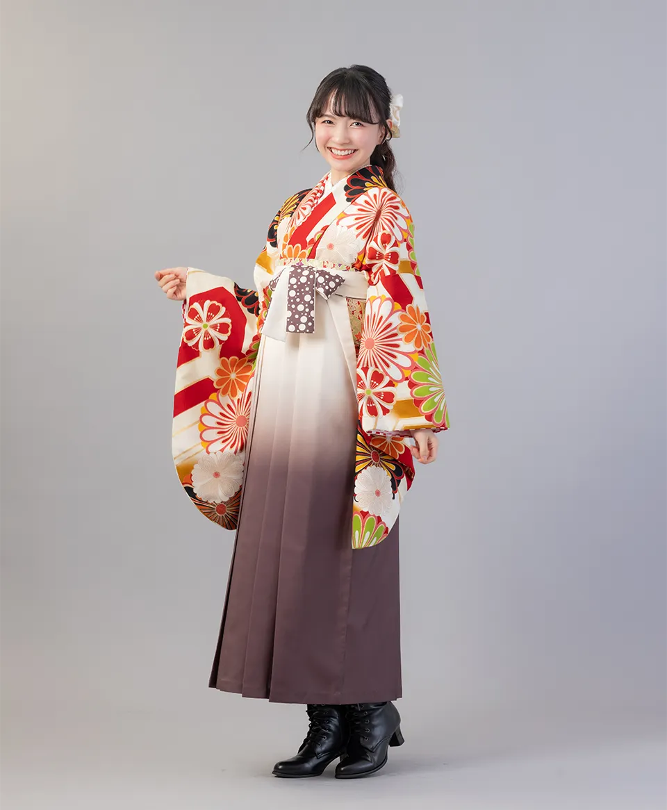 白赤に大菊の着物にチャイロクリームぼかし紐水玉の袴を合わせたレトロモダンな卒業式袴コーデ｜京都さがの館