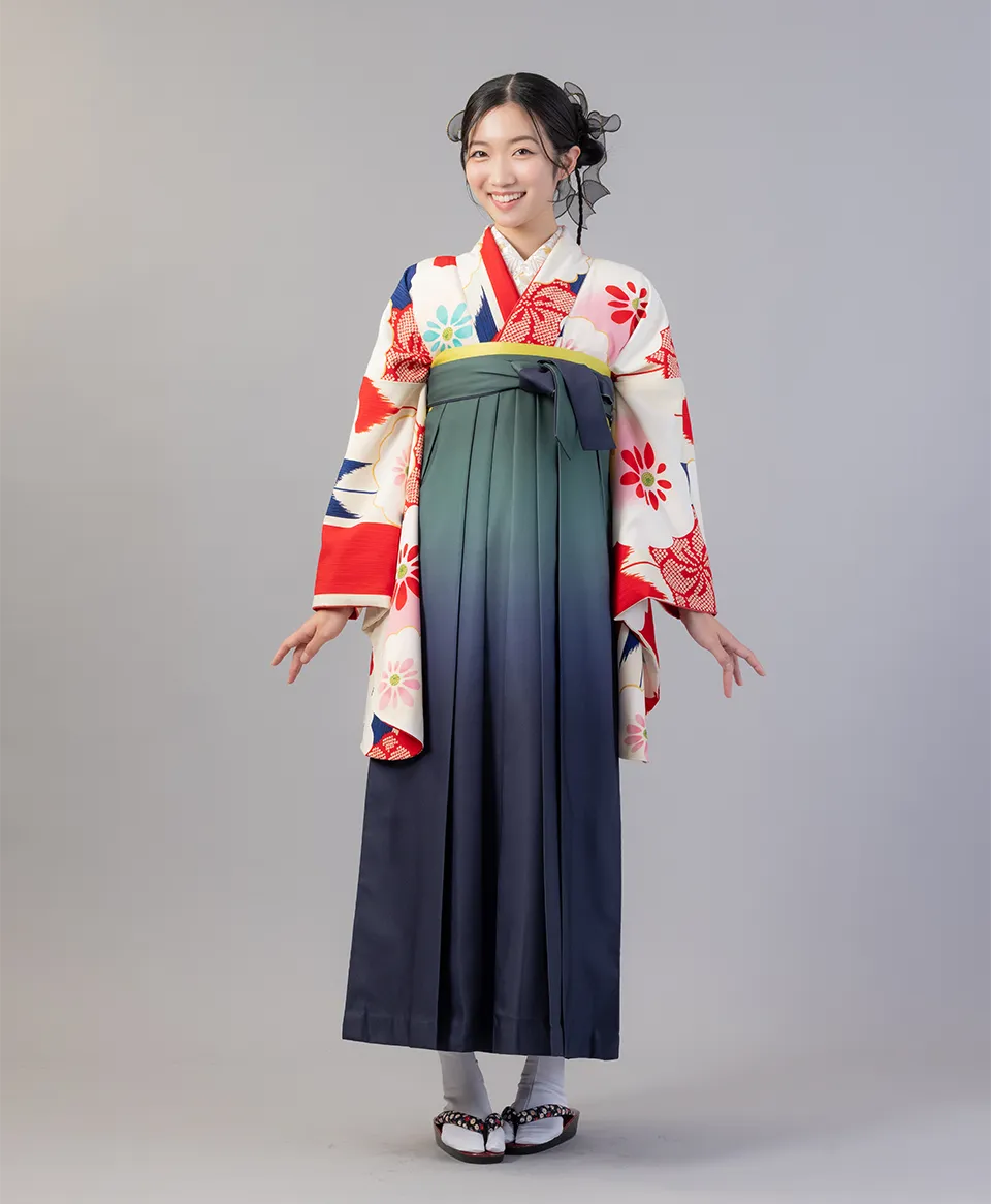 クリーム赤青矢絣に白梅の着物に抹茶×紺ぼかしの袴を合わせたポップで落ち着いた卒業式袴コーデ｜京都さがの館