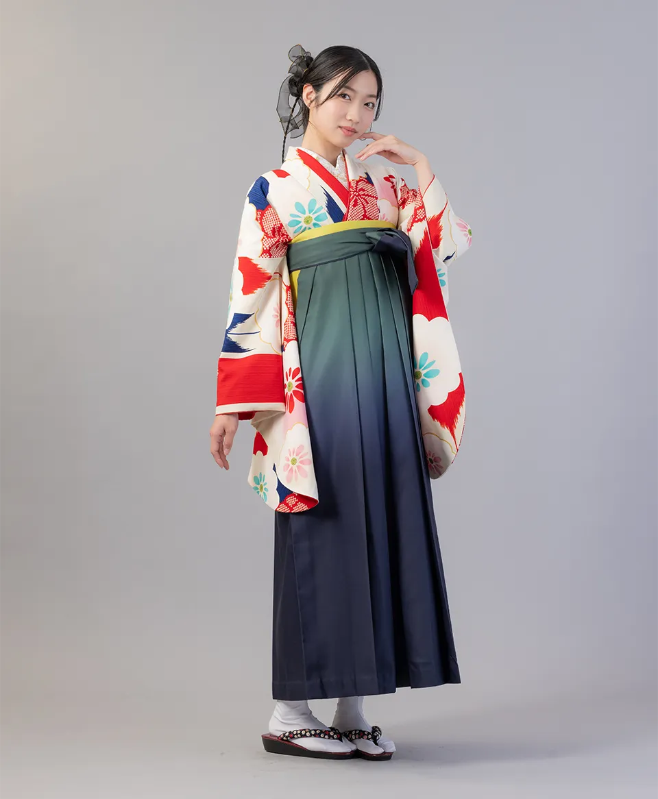 クリーム赤青矢絣に白梅の着物に抹茶×紺ぼかしの袴を合わせたポップで落ち着いた卒業式袴コーデ｜京都さがの館